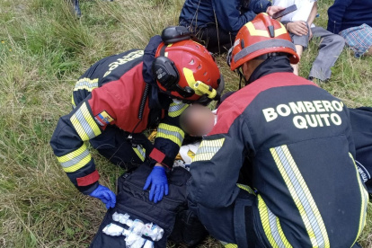 Una furgoneta escolar se volcó la tarde de este jueves 23 de octubre de 2025 en la intersección de las calles Leónidas Dubles y Byron Noboa, en el sector San José de Guamaní