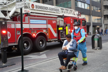 El simulacro fue organizado por una institución bancaria privada, en pleno centro de Guayaquil.