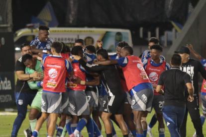 Los jugadores de Emelec felicitan al portero Pedro Ortiz, quien fue figura en la clasificación a las semifinales de la Copa Ecuador.