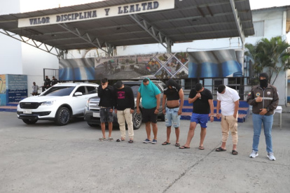 Seis hombres fueron detenidos tras un operativo en el que se hallaron armas ocultas en electrodomésticos.