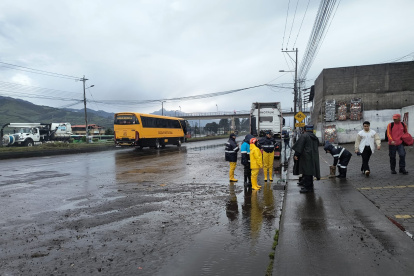 El ECU 911 informó que la obstrucción de alcantarillas y sumideros provocó la inundación de la av. Panamericana Sur.