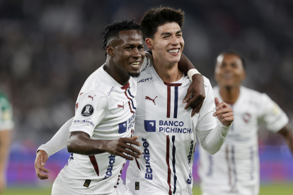 Leonel Quiñónez y Gabriel Villamil en el festejo del primer gol de Liga de Quito ante Palmeiras.