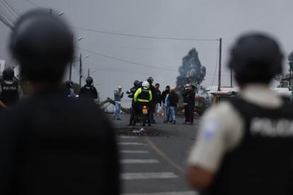 La Policía y Fuerzas Armadas intensificaron la apertura de las vías en Imbabura, luego de que la Conaie anunció el "cese" del paro nacional.