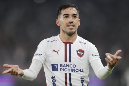 Lisandro Alzugaray de LDU Quito celebra un gol en un partido de semifinal de la Copa Libertadores entre LDU Quito y Palmeiras.