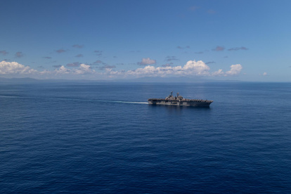 Fotografía cedida que muestra el buque USS Iwo Jima (LHD 7) navegando en el Mar Caribe durante un ejercicio con fuego real.