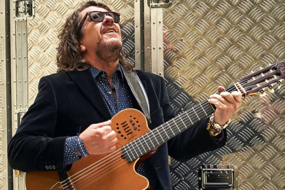 El artista ha formado parte de diferentes agrupaciones, como Aché, Promesas Temporales, Rumbasón, Alex Alvear & Mango Blue o Wañukta Tonic