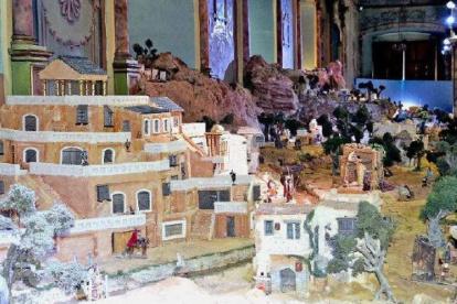 El Belén Encantado, con más de 1.700 figuras, ilumina la Navidad en Quito.