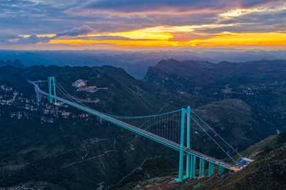 El Puente del Gran Cañón de Huajiang, inaugurado en China, ostenta el récord de ser el más alto del mundo con 625 metros sobre el río Beipan.