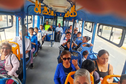 Pasajeros. Para los adultos mayores, el pasaje es libre los domingos.