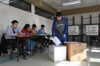 El CNE afirmó que continúa la prohibición de uso de celulares al momento de votar.