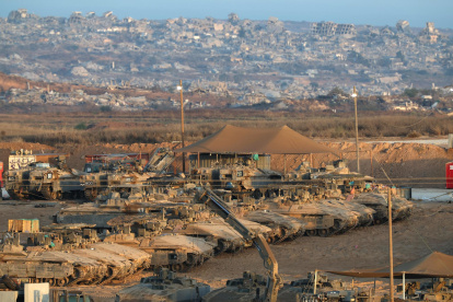 Fotografía del 21 de octubre de 2025 que muestra tanques israelíes reunidos \\cerca de la frontera con la Franja de Gaza, en el sur de Israel.