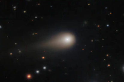 El Telescopio Espacial Hubble fue crucial para capturar imágenes de alta resolución de la fragmentación del núcleo del Cometa ATLAS, revelando el proceso de desintegración cometaria.