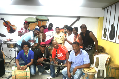 Folclor. El grupo surgió como un refugio sonoro, un palenque moderno donde los jóvenes afroesmeraldeños pudieran mantener vivas las tradiciones.