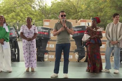 El presidente Daniel Noboa entregó en Esmeraldas 111 motores fuera de borda, 120 cédulas de identificación y cuatro registros de directivas.