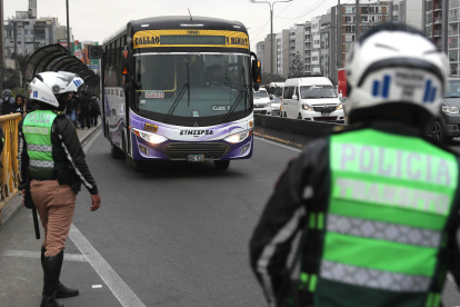 Policías custodian un bus de servicio público este 6 de octubre de 2025, en Lima (Perú).