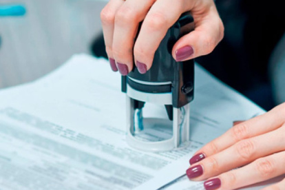 Es un delito que conlleva prisión, multas y reparaciones, de acuerdo con la normativa vigente.