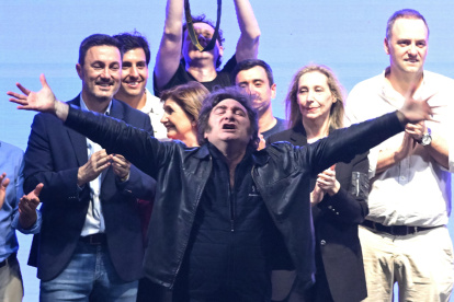 El presidente de Argentina, Javier Milei, reacciona durante el cierre de campaña del partido La Libertad Avanza el 23 de octubre de 2025, en Rosario (Argentina).
