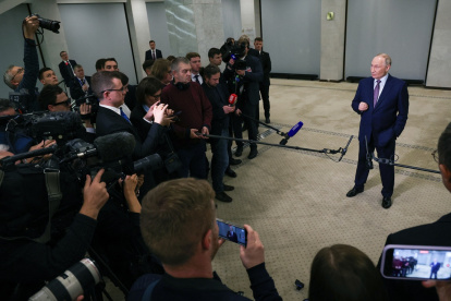 El presidente Vladimir Putin, se reúne con los medios de comunicación después de asistir a una reunión de la Sociedad Geográfica Rusa en Moscú el 23 de octubre de 2025.