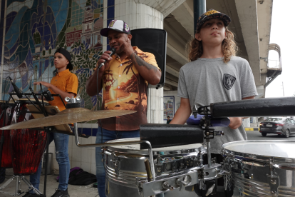 Family Sound canta salsa, merengue, boleros y hasta heavy metal.