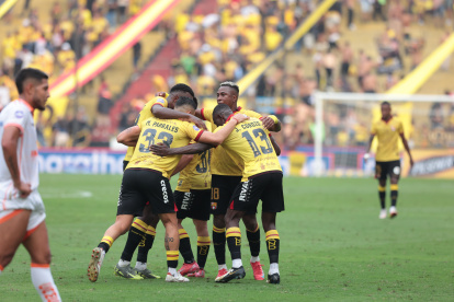 La plantilla de Barcelona SC festeja uno de sus tres goles ante Libertad, en el empate 3-3 jugado el 28 de junio de 2025.