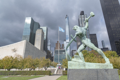 Fotografía que muestra una escultura frente a la sede de la Organización de las Naciones Unidas (ONU), en Nueva York (Estados Unidos).