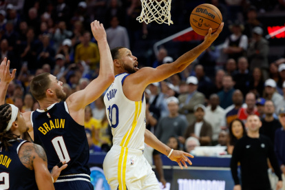 Stephen Curry sigue siendo estrella en la NBA y le da la victoria a los Warriors.