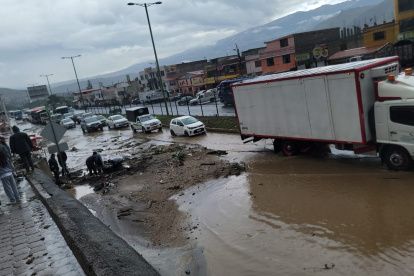 La avenida Simón Bolívar, a la altura de Aguacate en Guayllabamba, permanece parcialmente habilitada por acumulación de agua y lodo.