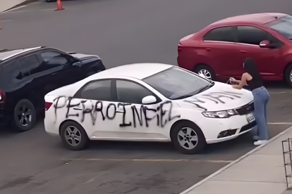 Mujer pinta “Perro infiel” en carro blanco en Daule y el video se vuelve viral en redes sociales.