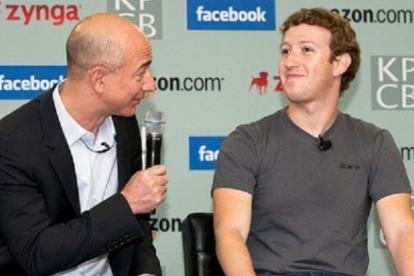 Jeff Bezos (izquierda) y Mark Zuckerberg (derecha) representan filosofías opuestas sobre el valor de la educación formal en el Valle del Silicio.