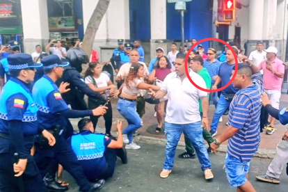 La riña entre agentes metropolitanos y comerciantes informales ocurrió en el centro de Guayaquil.