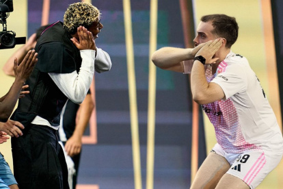 Lamine Yamal e Ibai Llanos haciéndose gestos tras el final del partido.