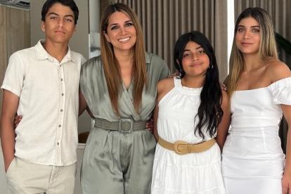 Sarah Gabriela con su madre y hermanos.