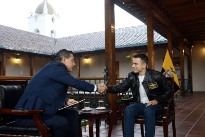 El presidente Daniel Noboa saluda con el periodista Fernando del Rincón.