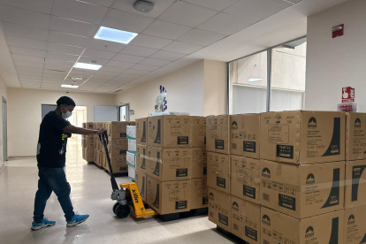 El primer lote de insumos y medicamentos, valorado en 3 millones de dólares, fue entregado en el Hospital Los Ceibos