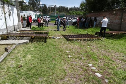 El Municipio de Quito ejecutó un operativo para liberar la vía pública bloqueada por un cerramiento irregular en Conocoto.