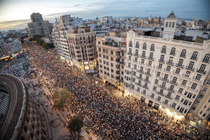 FOTODELDIA VALÈNCIA, 25/10/2025.-Vista de la duodécima manifestación bajo el lema "Mazón dimissió" contra la gestión de la dana que hizo el president de la Generalitat, Carlos Mazón, este sábado el centro de València, para exigir "responsabilidades y justicia", cuando está a punto de cumplirse el primer aniversario de la catástrofe que dejó 229 víctimas mortales en la provincia de Valencia el 29 de octubre de 2024.- EFE/ Biel Aliño