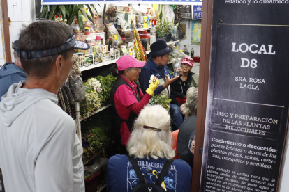 Curiosidad. Una visitante se animó a probar un jugo de mora en el mercado San Francisco.