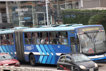 La novedad se produjo en la troncal 3 del sistema de transporte masivo Metrovía, que une el centro de Guayaquil y Bastión Popular.