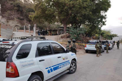 Presencia policial y militar en los exteriores de la cantina donde ocurrió la masacre en Rocafuerte.