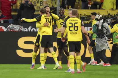 Maximilian Beier del Dortmund, segundo desde la izquierda, celebra con sus compañeros el gol de la victoria ante Colonia.