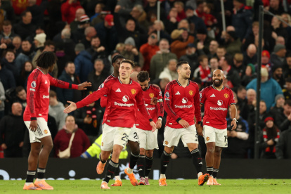 Bryan Mbeumo del Manchester United (d) festejó con sus compañeros la victoria balsámica del equipo.