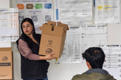 Miembros de mesa durante la capacitación del CNE para la consulta popular 2025.