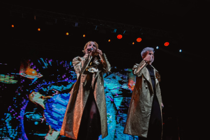 El dúo argentino Miranda! ofreció un espectáculo lleno de teatralidad, pop y nostalgia.