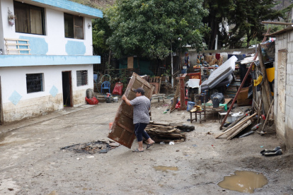 Al menos 10 familias resultaron afectadas por las intensas lluvias registradas el viernes 24 de octubre, que provocaron inundaciones y deslizamientos de tierra.
