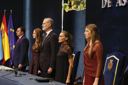Los reyes Felipe VI y Letizia junto a la princesa Leonor y la infanta Sofía, y el presidente del Principado de Asturias, Adrián Barbón, durante la ceremonia de entrega de los Premios Princesa de Asturias, en el Teatro Campoamor de Oviedo. EFE/Ballesteros