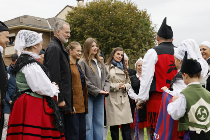 Los reyes, la princesa de Asturias y la infanta Sofía durante su visita a Valdesoto, en el concejo de Siero, este sábado, donde la heredera de la Corona entregará el Premio al Pueblo Ejemplar.