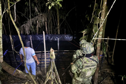 Durante un operativo militar en el cantón Shushufindi, provincia de Sucumbíos, localizaron una piscina clandestina con 10.000 galones de gasolina blanca.