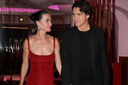 Katy Perry y Justin Trudeau saliendo de un restaurante en París.