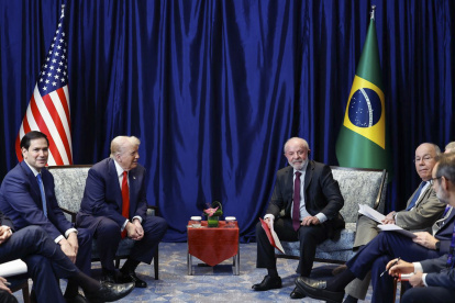 KUALA LUMPUR (MALASIA), 26/10/25.- El presidente brasileño Luíz Inácio Lula da Silva (c-d) durante una reunión con el presidente de los Estados Unidos, Donald Trump (2i), durante la 47ª Cumbre de la Asociación de Naciones del Sudeste Asiático (ASEAN) celebrada este domigo en Kuala Lumpur, Malasia. EFE/ Ricardo Stuckert/Presidencia de Brasil / SOLO USO EDITORIAL/SOLO DISPONIBLE PARA ILUSTRAR LA NOTICIA QUE ACOMPAÑA (CRÉDITO OBLIGATORIO)