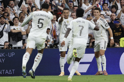 El delantero del Real Madrid Kylian Mbappé (c) celebró su gol contra el Barcelona, durante el partido de la décima jornada de LaLiga EA Sports.